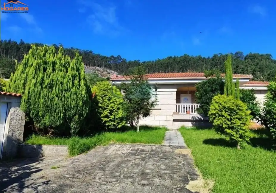 Vista exterior de Casa o xalet en venda en Cangas  amb Piscina