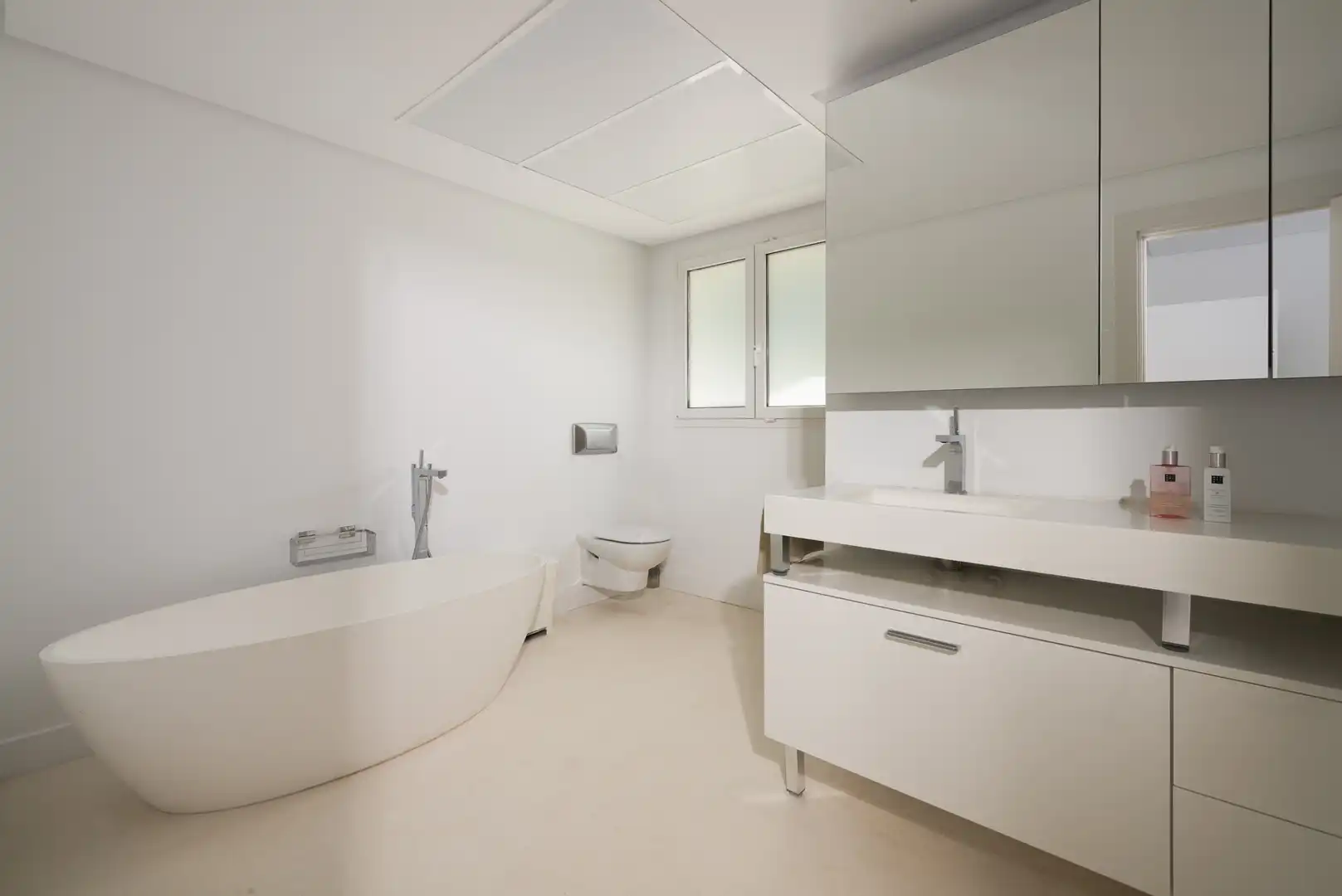 Badezimmer von Haus oder Chalet zum Verkauf in Marbella mit Klimaanlage, Privatgarten und Terrasse