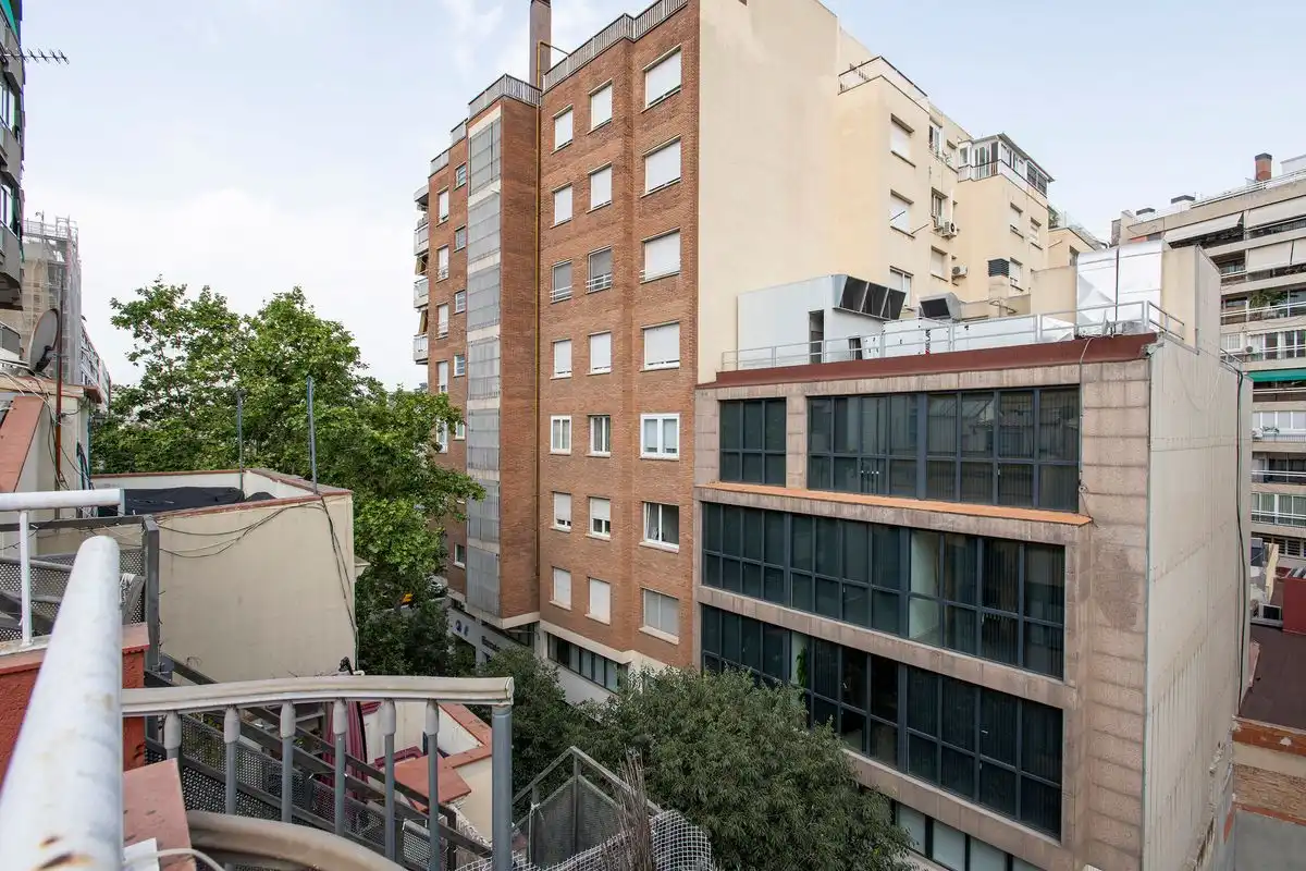 Vista exterior de Piso en venta en Barcelona con Calefacción, Terraza y Balcón