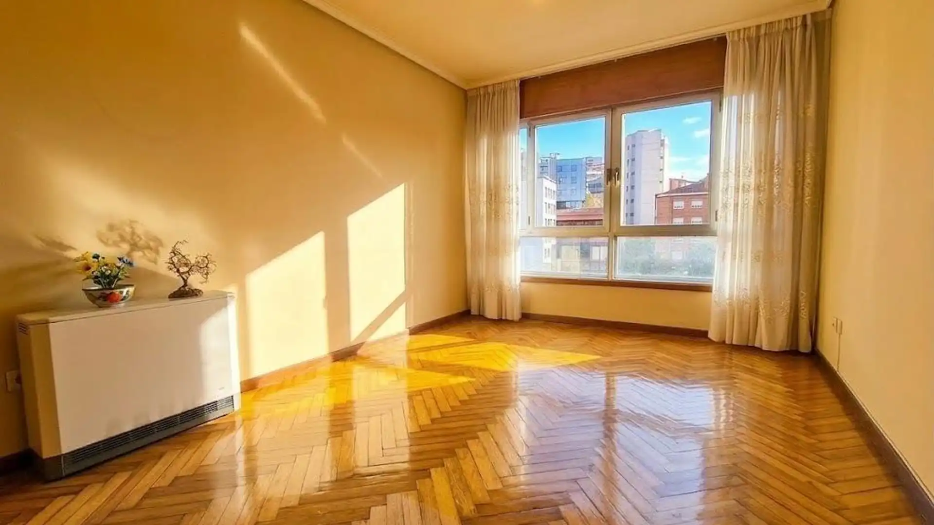 Sala de estar de Piso en venta en Vigo  con Parquet y Trastero