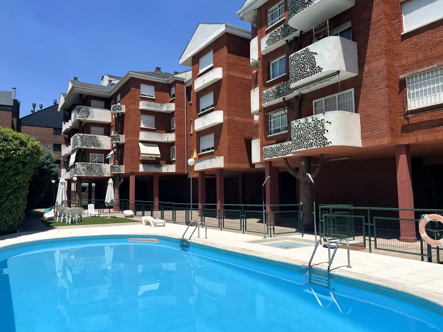 Swimming pool of Flat for rent in Pozuelo de Alarcón  with Air Conditioner, Heating and Parquet flooring