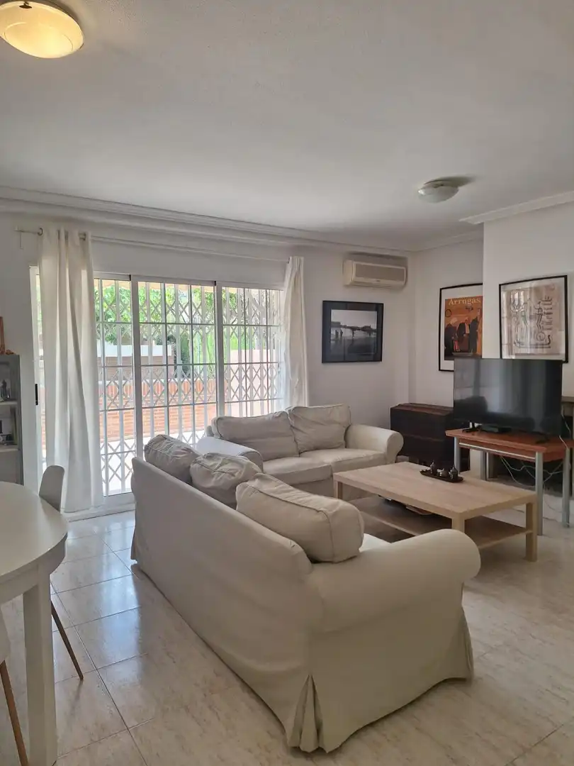 Sala d'estar de Casa adosada de lloguer en Murcia amb Aire condicionat, Terrassa i Moblat