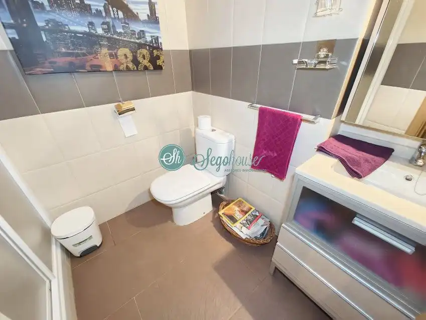 Baño de Piso en venta en Segovia con Calefacción, Terraza y Amueblado