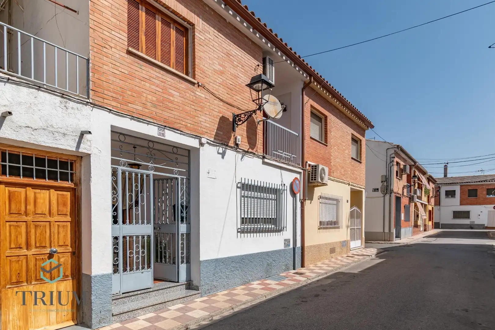 Vista exterior de Casa adosada en venda en Albolote amb Aire condicionat i Balcó