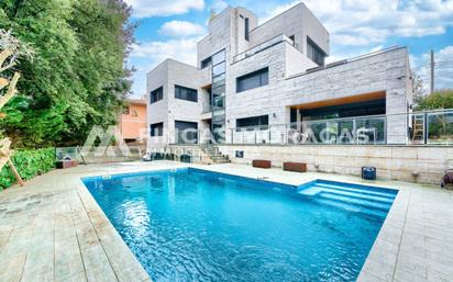 Piscina de Casa o xalet en venda en Sant Cugat del Vallès amb Aire condicionat, Calefacció i Jardí privat