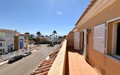 Vista exterior de Casa adosada en venda en Roquetas de Mar amb Aire condicionat i Terrassa