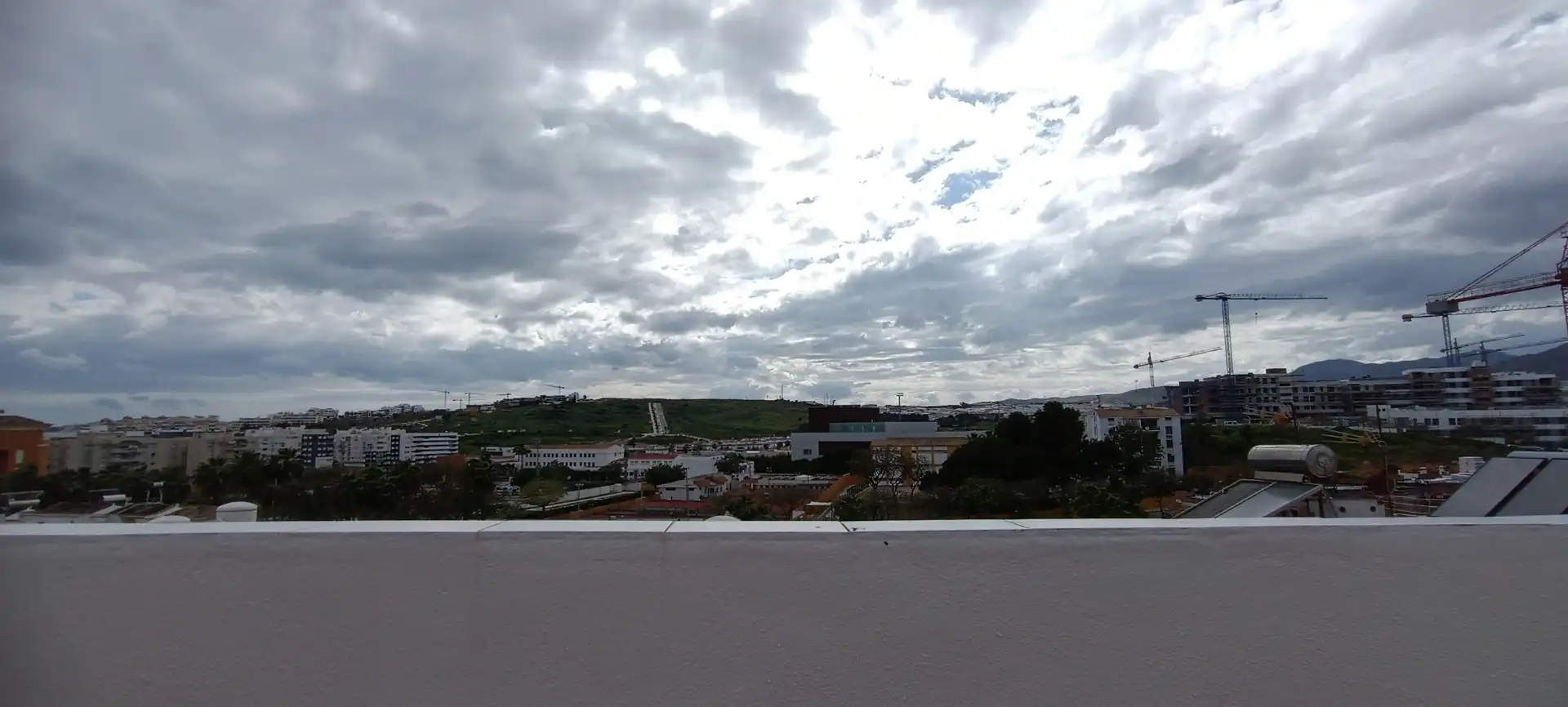 Außenansicht von Einfamilien-Reihenhaus zum Verkauf in Estepona mit Klimaanlage, Heizung und Terrasse