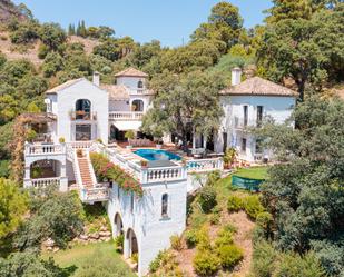 Vista exterior de Casa o xalet de lloguer en Benahavís amb Aire condicionat, Jardí privat i Terrassa