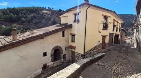 Ocasión única en ortigosa en cameros, casa de 3 plantas, para entrar a vivir, 4 habitaciones amplio salón, 2 baños, merendero, coc