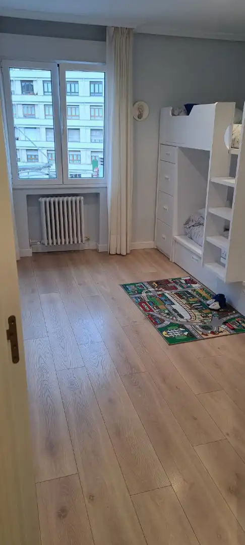 Dormitori de Pis en venda en Oviedo  amb Calefacció, Parquet i Traster