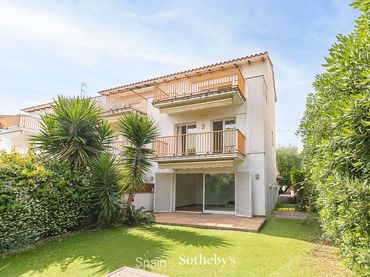 Casa pareada con jardín en venta en Can Girona - Terramar - Vinyet