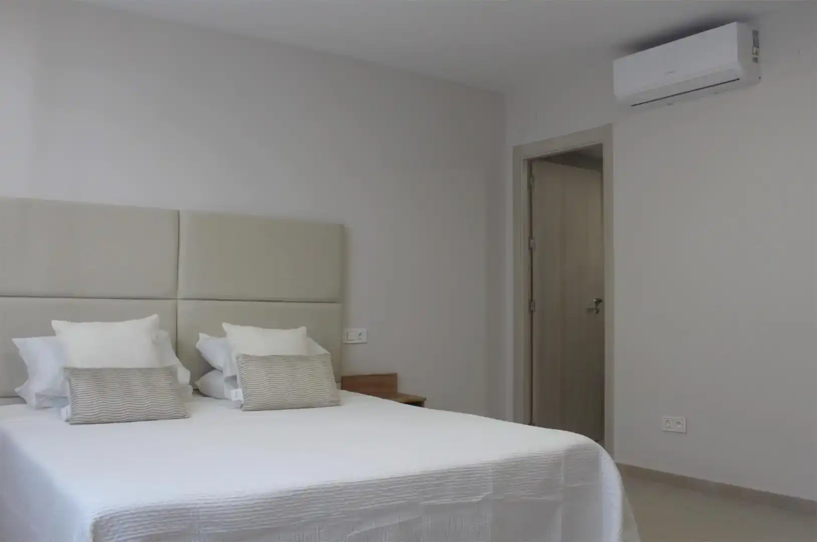 Dormitori de Casa o xalet de lloguer en Benalup-Casas Viejas amb Aire condicionat i Piscina