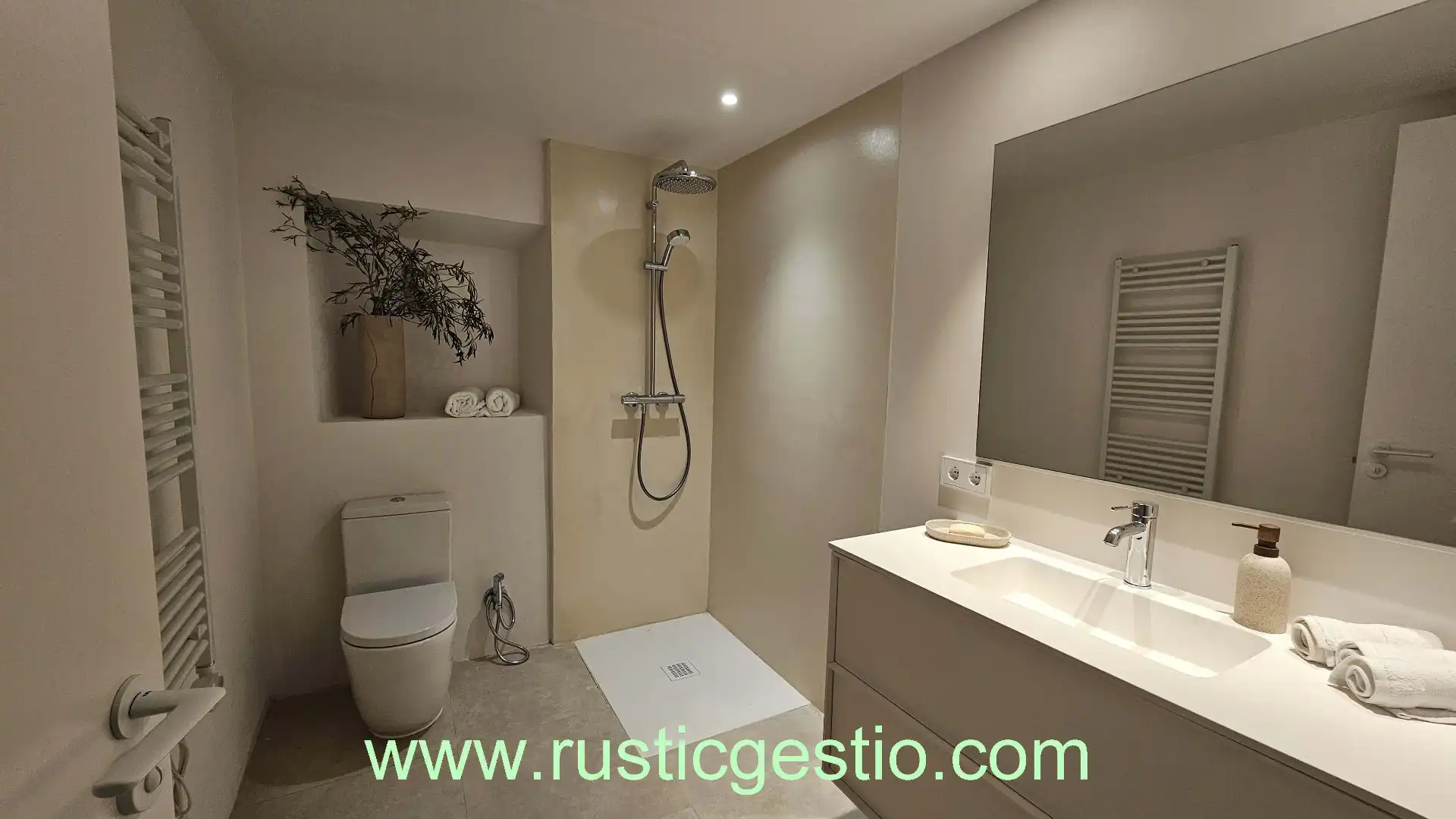 Badezimmer von Country house zum Verkauf in Navata mit Privatgarten, Terrasse und Schwimmbad
