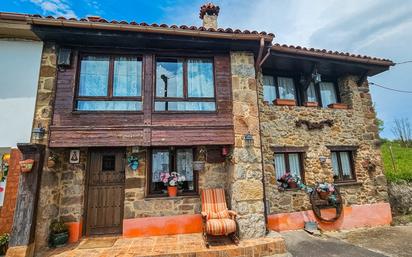 Vista exterior de Casa adosada en venda en Bimenes amb Jardí privat i Moblat