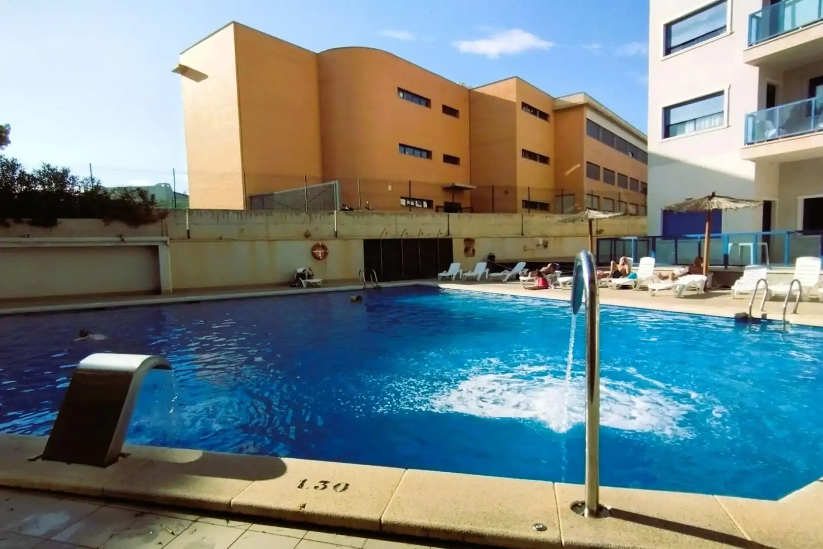 Piscina de Apartament en venda en Alicante / Alacant amb Aire condicionat, Moblat i Balcó