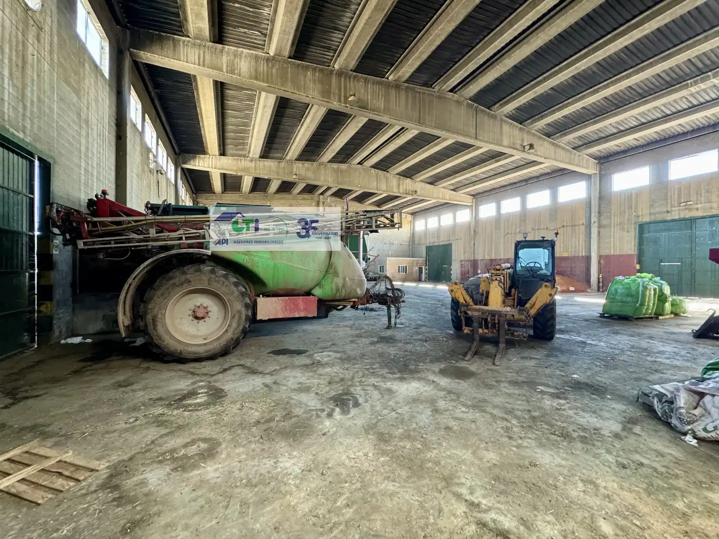 Aparcament de Nau industrial en venda en Pinseque