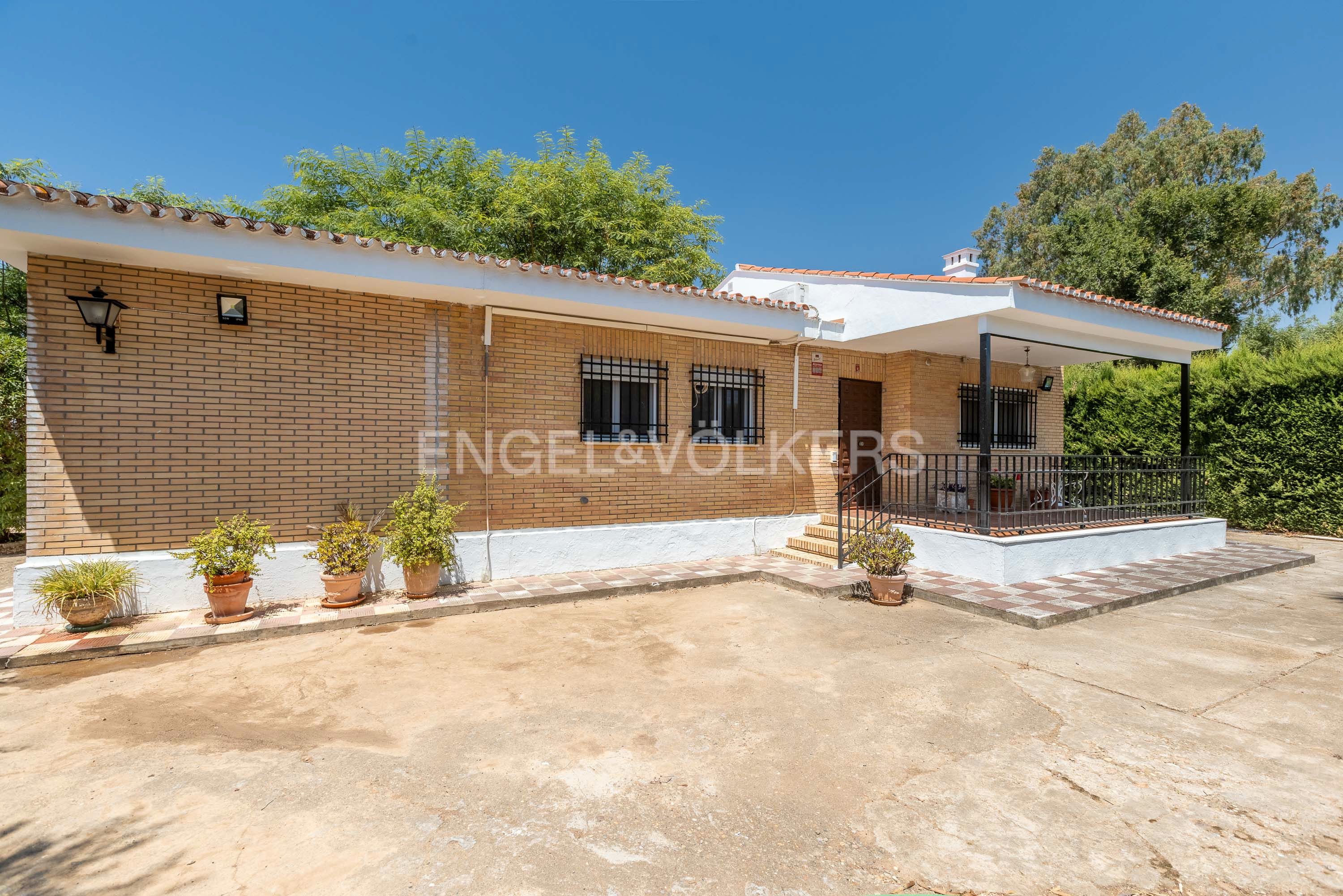 Exterior view of Country house for sale in Carmona  with Air Conditioner, Heating and Private garden