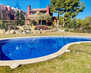 Piscina de Casa adosada de lloguer en Mont-roig del Camp amb Aire condicionat, Calefacció i Jardí privat