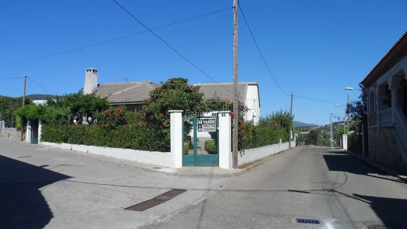 Chalet con jardín en venta en Calle Matadero 5