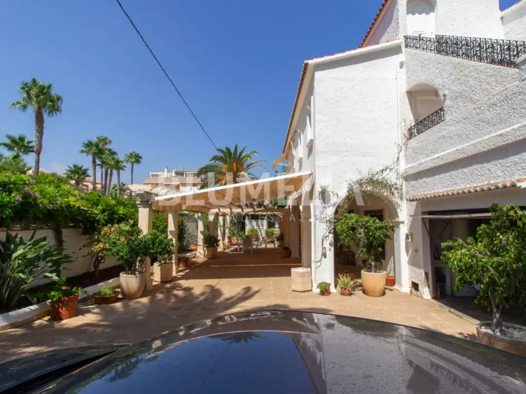 Vista exterior de Casa o xalet en venda en Dénia amb Aire condicionat, Jardí privat i Terrassa
