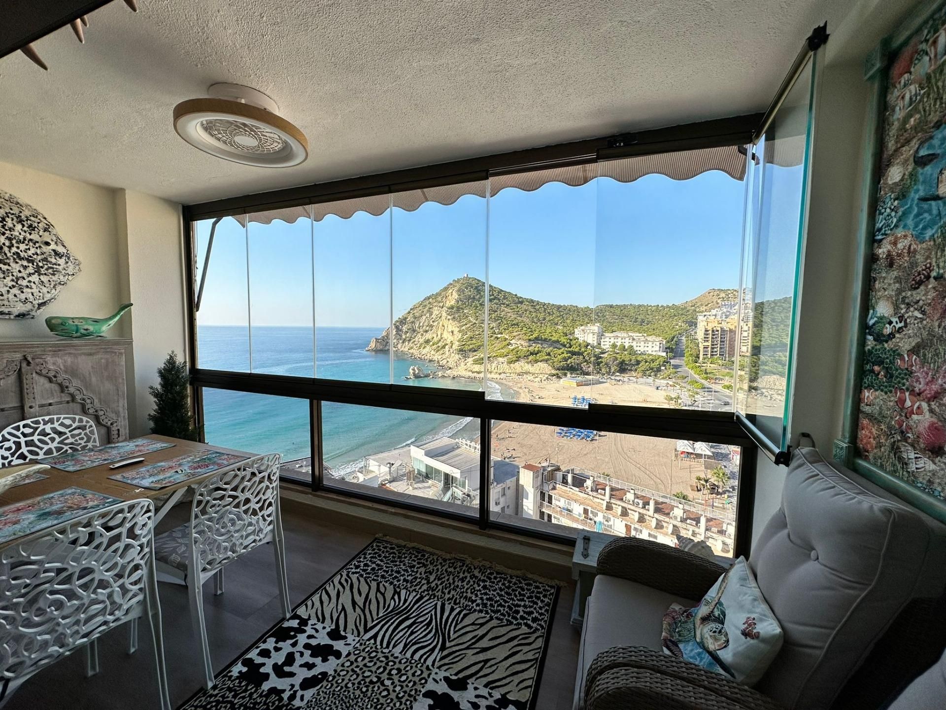 Dormitori de Apartament de lloguer en Finestrat amb Aire condicionat, Terrassa i Balcó