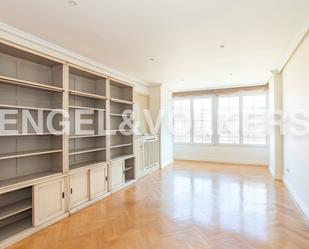 Sala d'estar de Apartament de lloguer en  Madrid Capital amb Aire condicionat i Calefacció