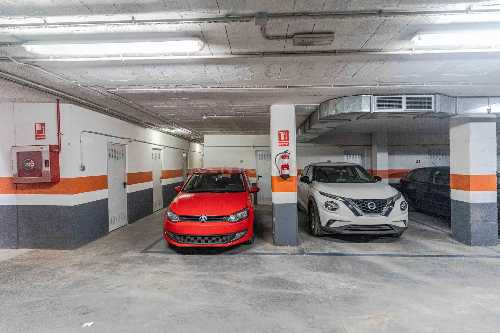 Parking de Piso en venta en Granada con Jardín privado, Trastero y Piscina comunitaria