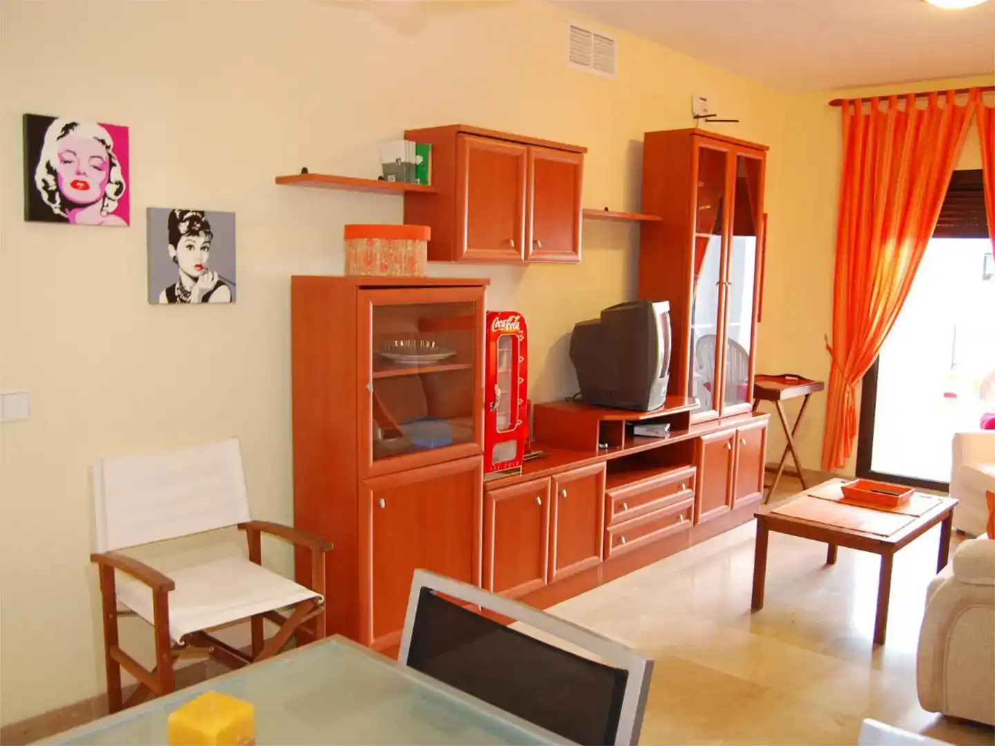 Wohnzimmer von Wohnungen zur Miete in Manilva mit Klimaanlage, Schwimmbad und Möbliert