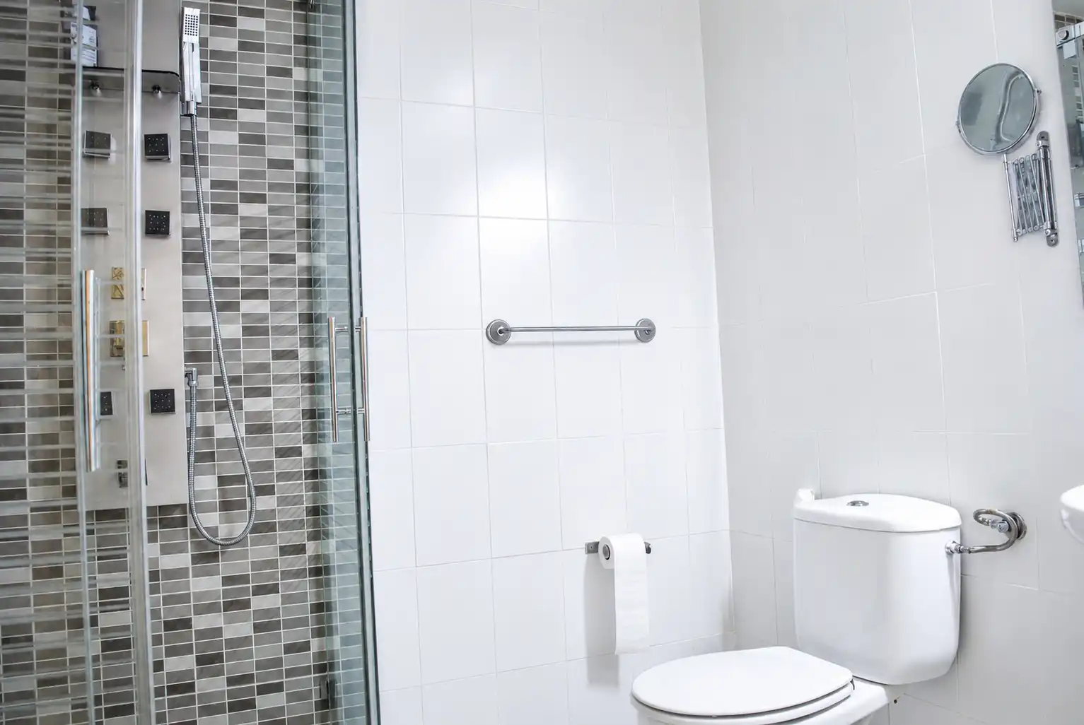 Badezimmer von Einfamilien-Reihenhaus zum Verkauf in Valdemorillo mit Privatgarten, Terrasse und Abstellraum