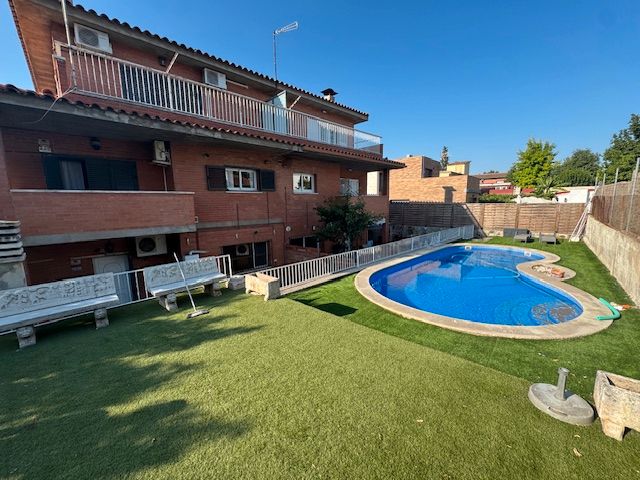 Piscina de Casa adosada de lloguer en Sant Cugat del Vallès amb Aire condicionat, Calefacció i Jardí privat