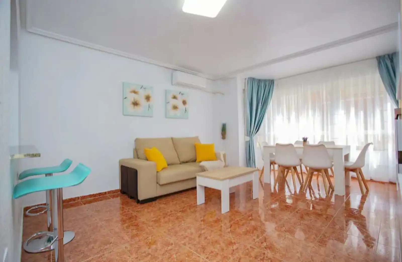 Sala de estar de Apartamento de alquiler en Torrevieja con Aire acondicionado, Amueblado y Internet