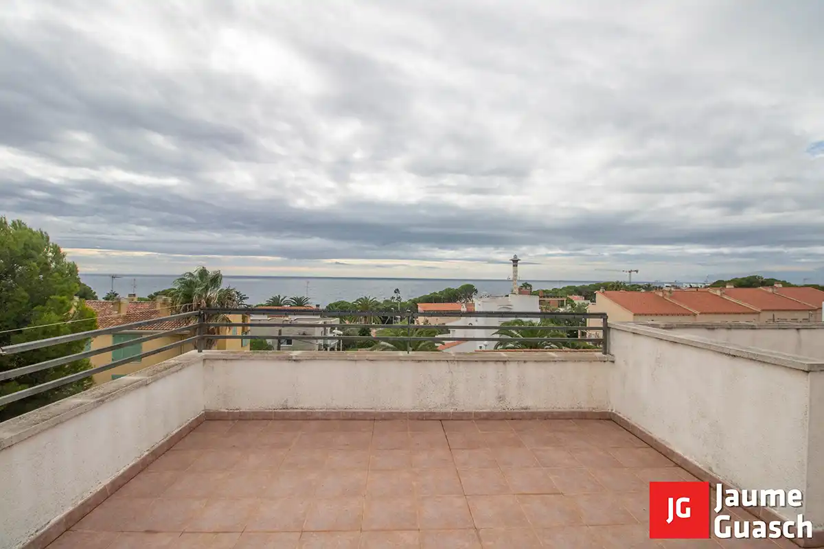 Terrasse von Einfamilien-Reihenhaus zum Verkauf in Torredembarra mit Klimaanlage, Heizung und Privatgarten