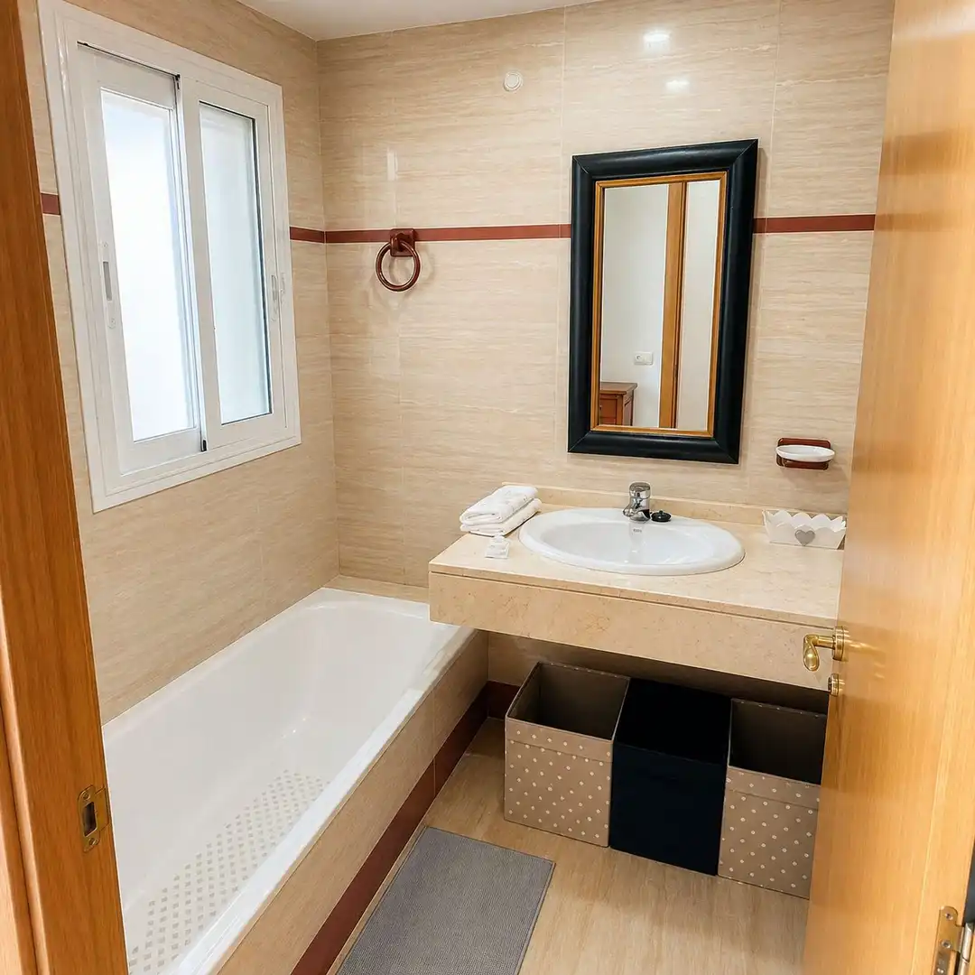 Bany de Apartament de lloguer en Marbella amb Aire condicionat, Calefacció i Jardí privat