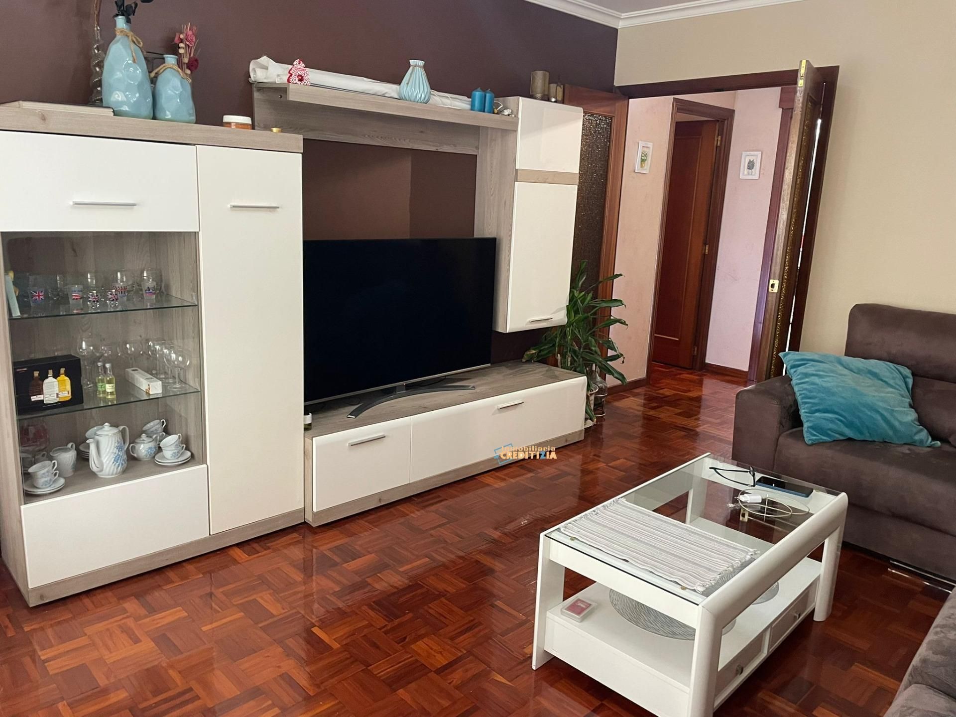 Sala d'estar de Pis en venda en Vigo  amb Calefacció, Parquet i Traster