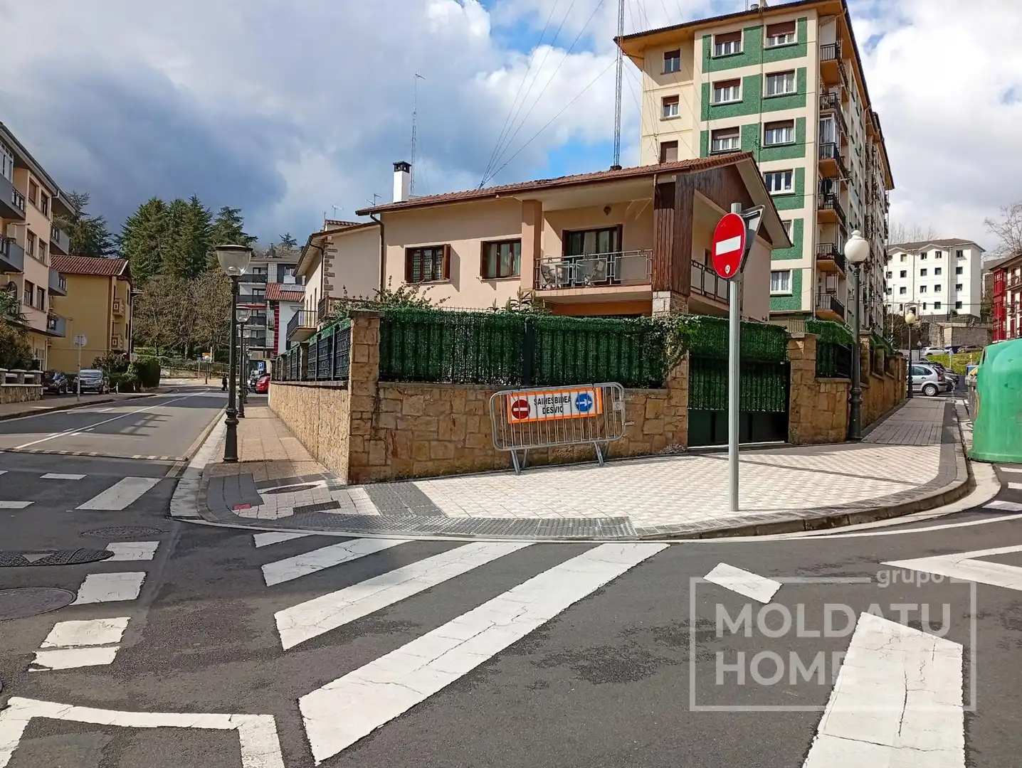 Vista exterior de Casa o xalet en venda en Irun  amb Calefacció, Jardí privat i Traster