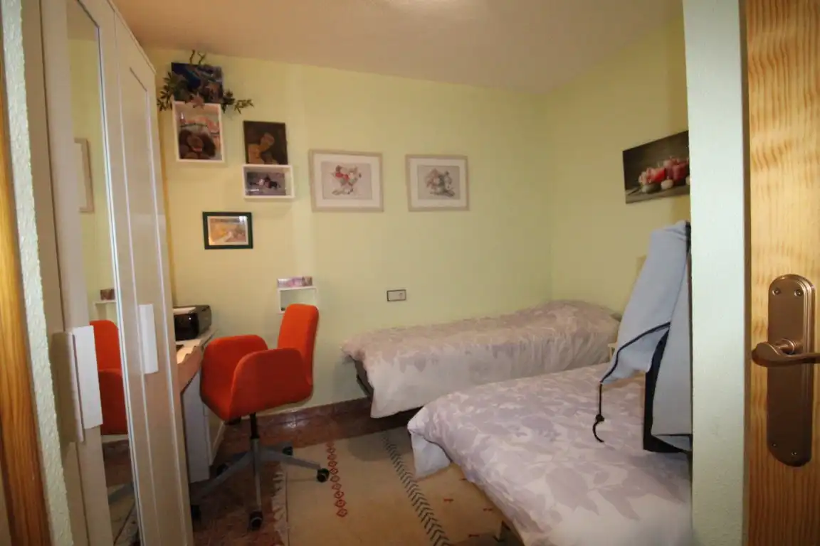 Dormitori de Apartament en venda en Orihuela amb Terrassa, Moblat i Piscina comunitària