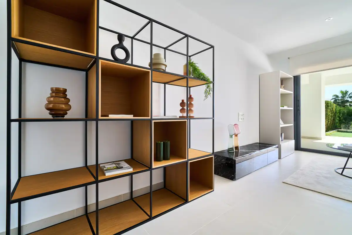 Sala d'estar de Planta baixa en venda en Estepona amb Aire condicionat, Jardí privat i Terrassa
