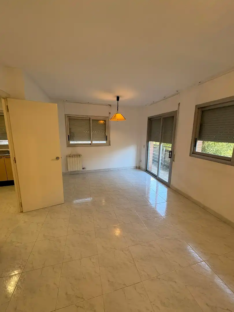 Sala d'estar de Pis en venda en Girona amb Forn, Microones i Balcó