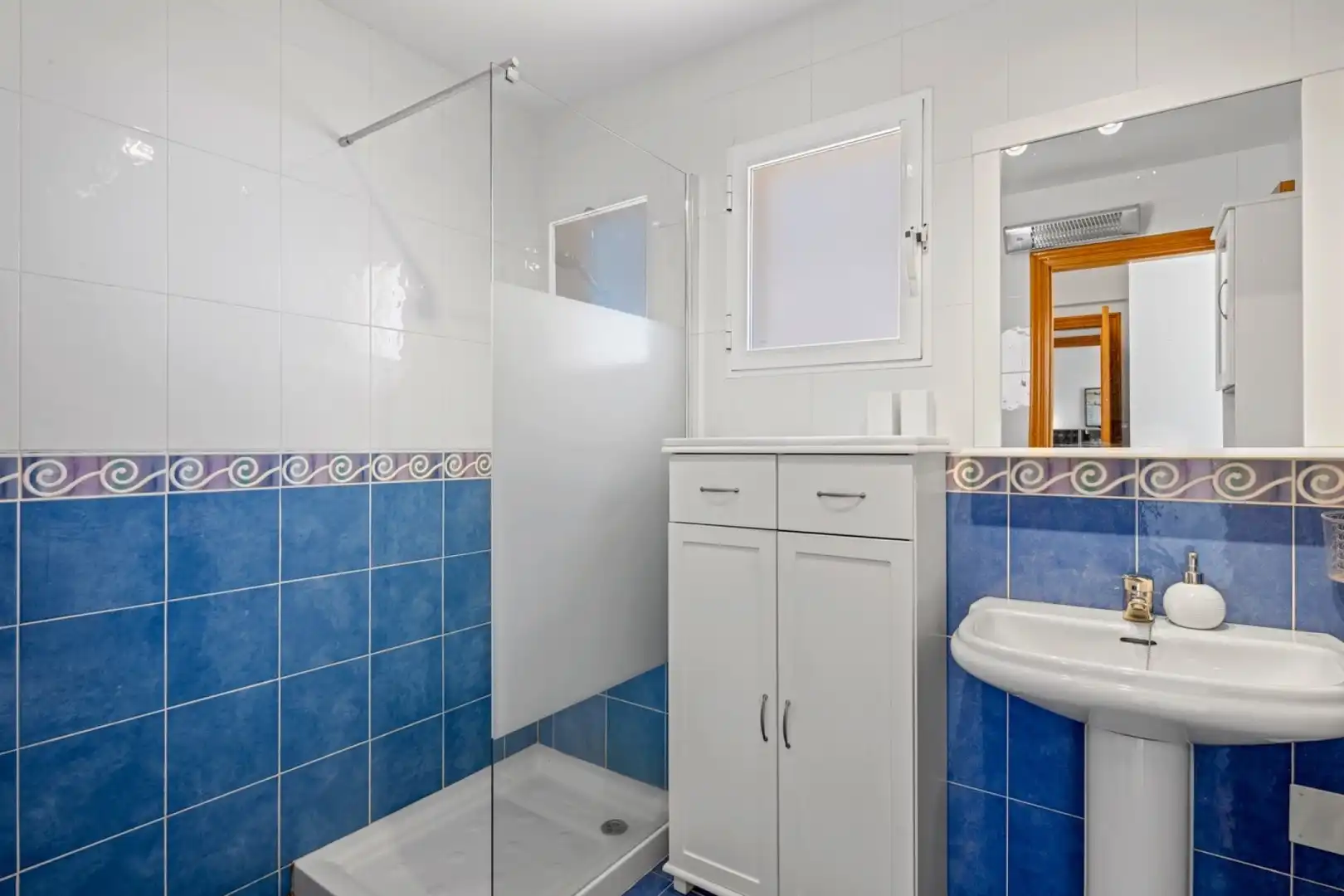 Bathroom of Flat for sale in Orihuela  with Air Conditioner, Heating and Terrace