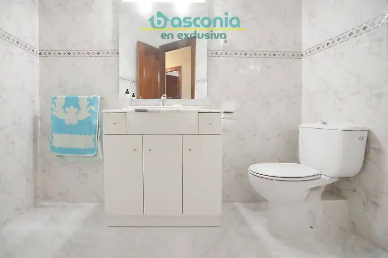 Bany de Pis en venda en Basauri  amb Calefacció, Terrassa i Moblat