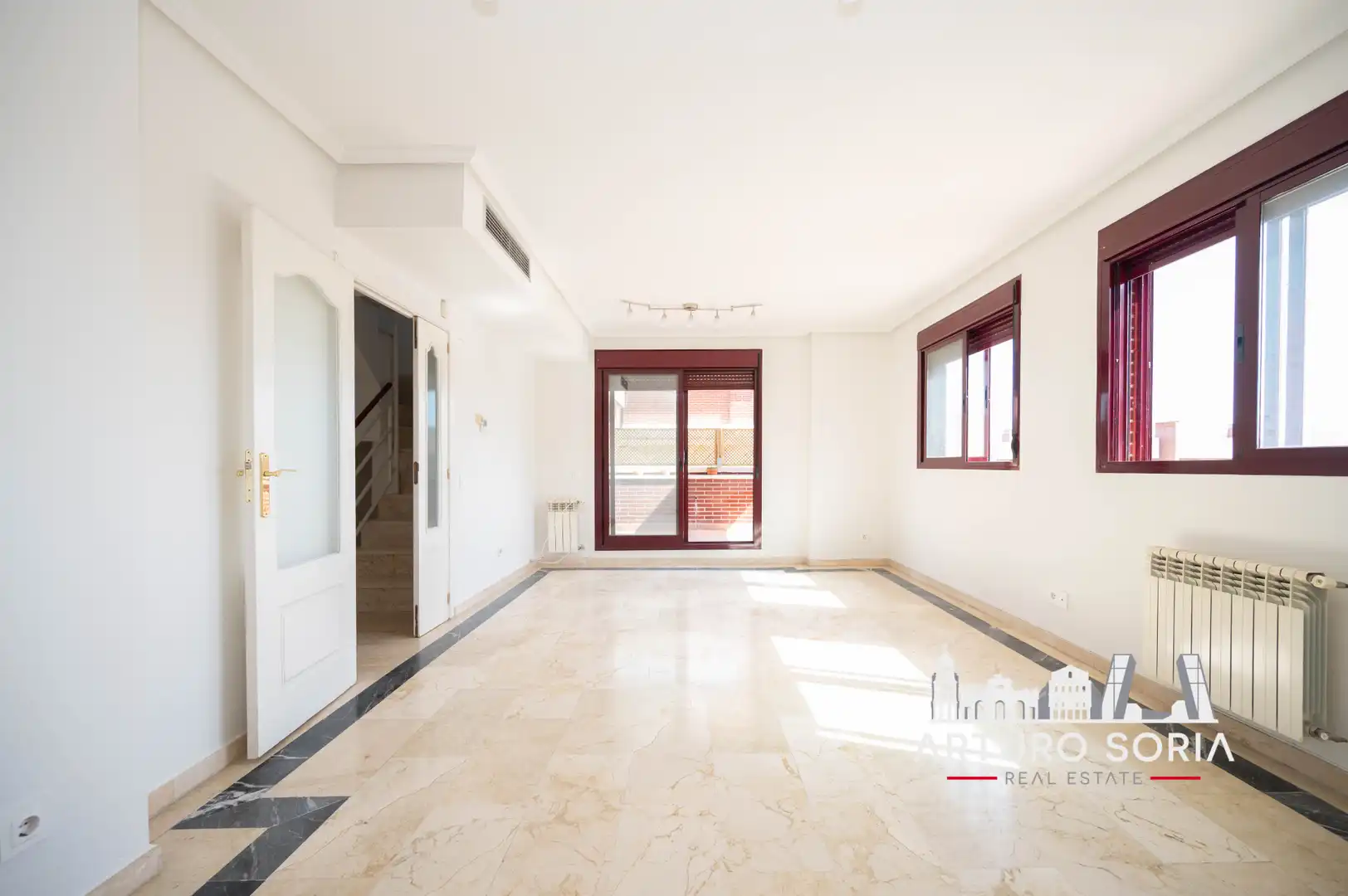 Sala d'estar de Àtic de lloguer en La Moraleja amb Terrassa i Piscina comunitària