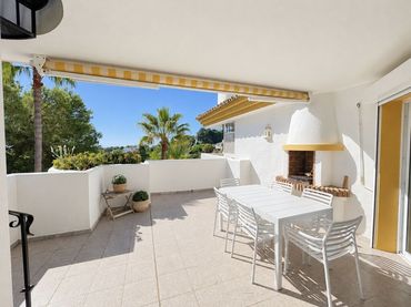 Àtic amb piscina en venda a Calahonda