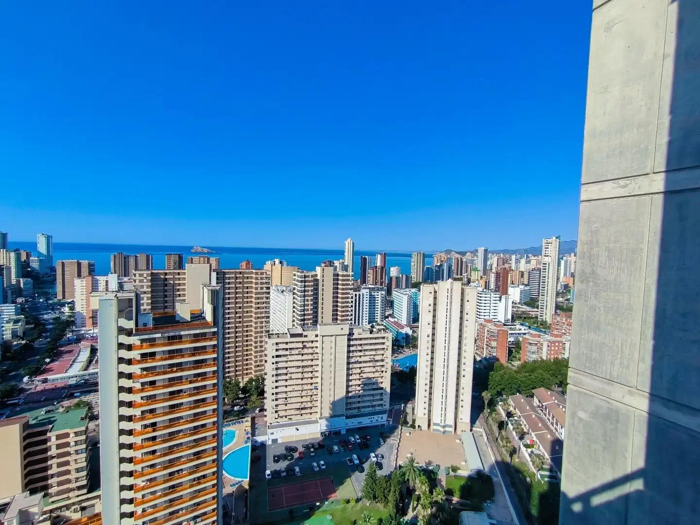Vista exterior de Dúplex en venda en Benidorm amb Aire condicionat, Calefacció i Jardí privat