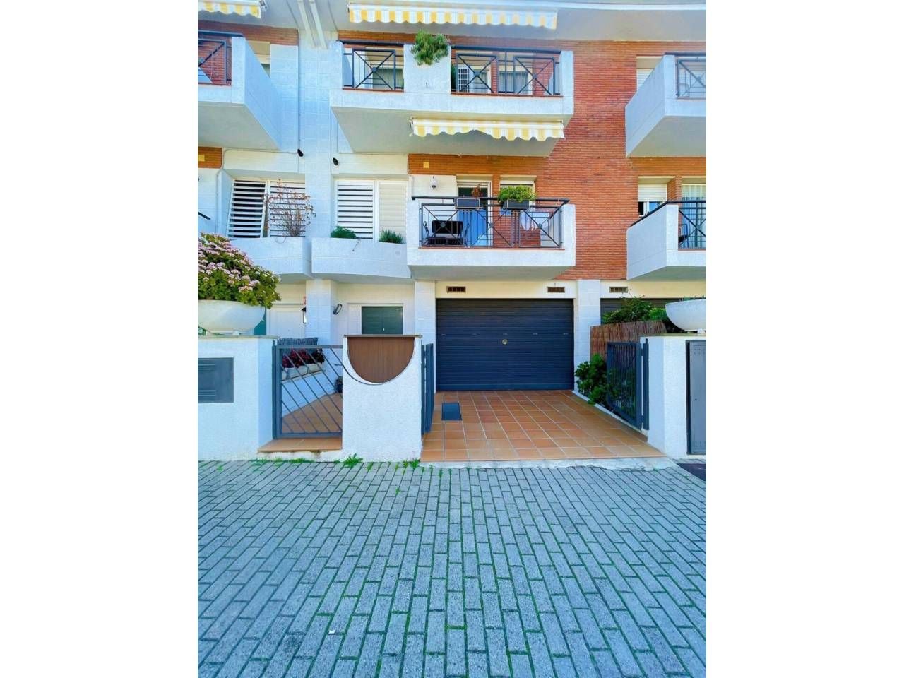 Exterior view of House or chalet for sale in Cerdanyola del Vallès  with Air Conditioner, Heating and Private garden