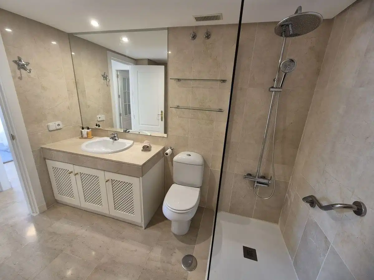 Bany de Apartament de lloguer en Marbella amb Aire condicionat, Calefacció i Terrassa