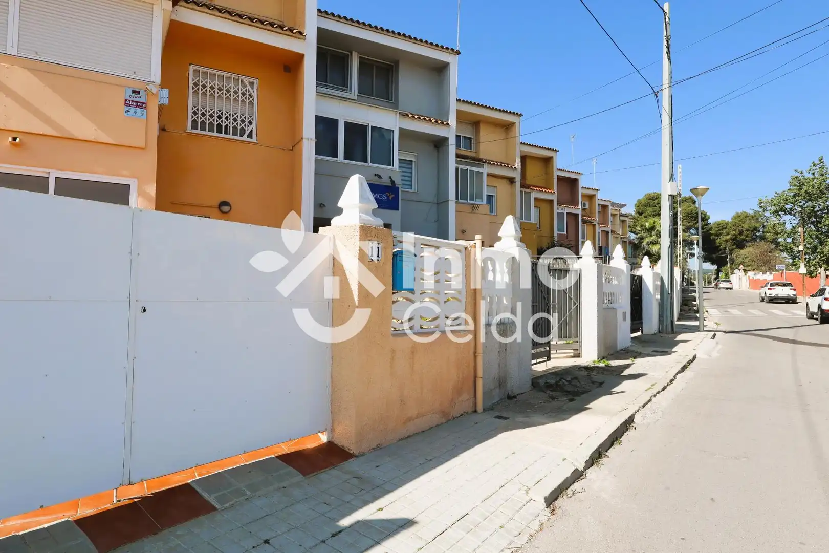 Vista exterior de Casa adosada en venta en Chiva con Aire acondicionado, Calefacción y Jardín privado