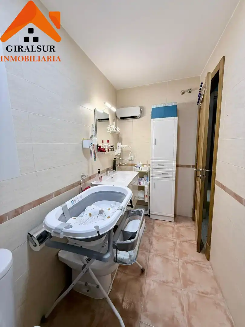 Bathroom of Flat for sale in Sevilla  with Air Conditioner, Terrace and Storage room