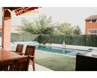 Jardí de Casa adosada en venda en Paracuellos de Jarama amb Aire condicionat, Terrassa i Piscina