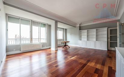 Living room of Flat to rent in  Madrid Capital  with Air Conditioner, Heating and Parquet flooring