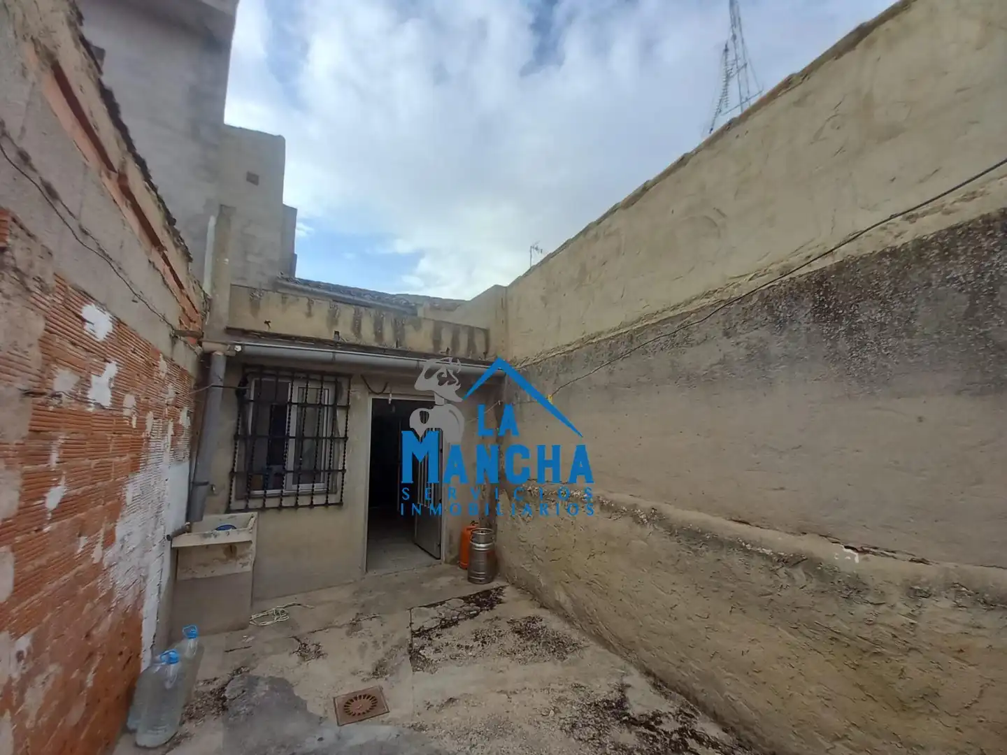 Vista exterior de Finca rústica en venda en Casas de Juan Núñez amb Moblat i Balcó